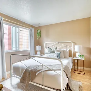 - Adorable Bright 1 Bed Near Ohsu , Portland United States